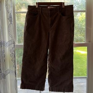 Super cute low waisted and wide legged brown corduroy pants! 🦇